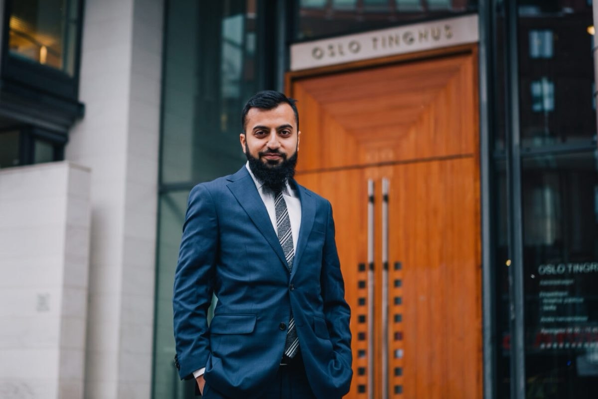 Sulman Hussain i mørk blå dress utenfor Oslo Tinghus